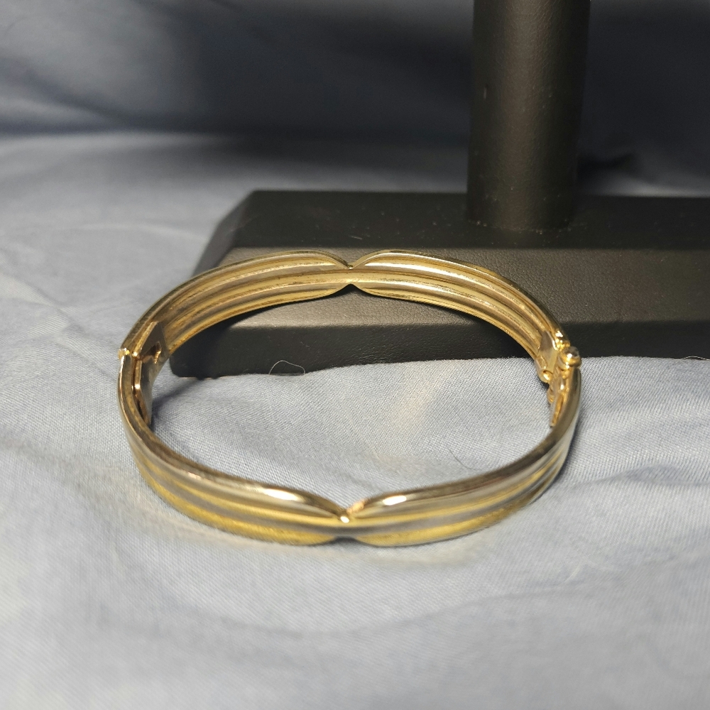 Vintage 1980's Gold Tone Clamper Bangle Bracelet - Picture 4 of 4